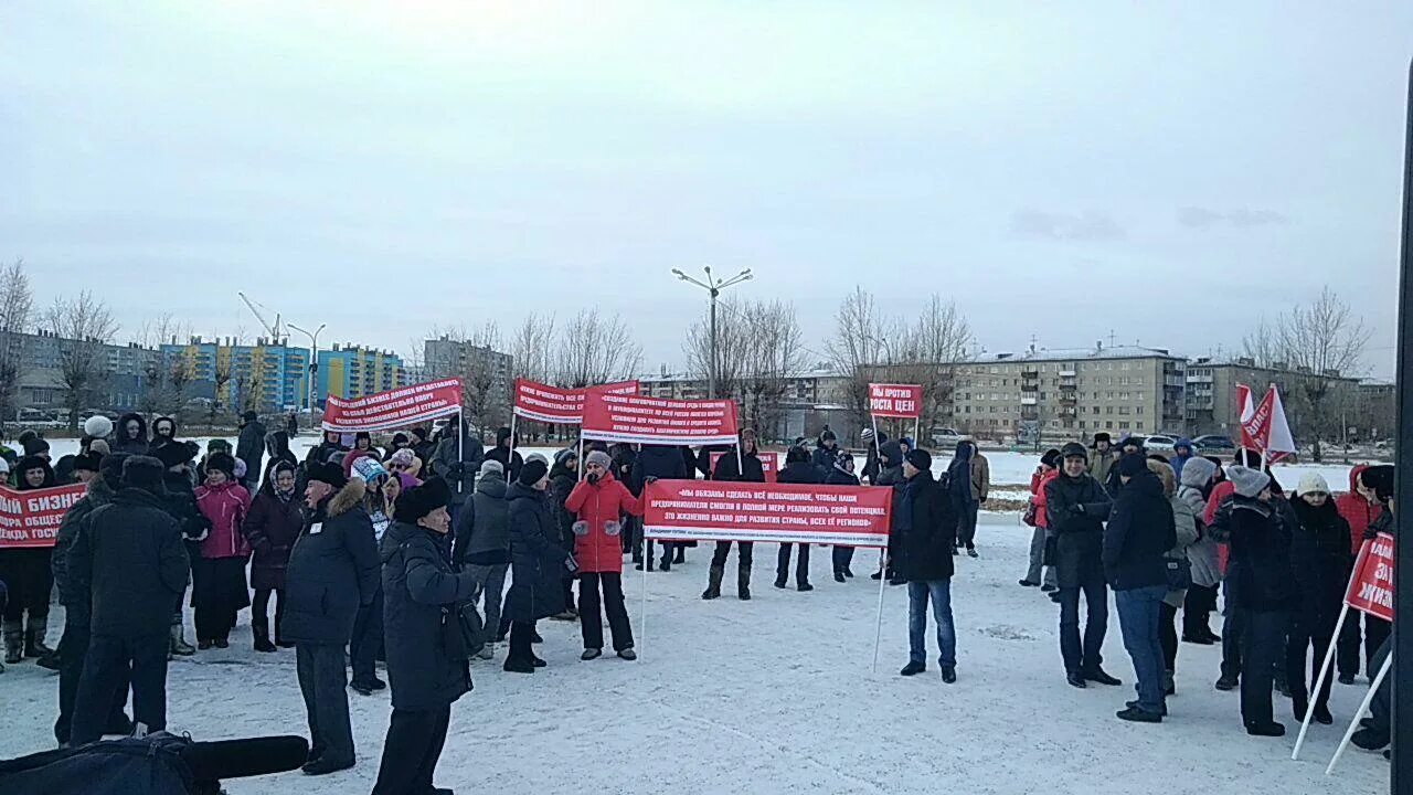 Митинг в чите. Митинг г Чита. Митинг в Чите сегодня на площади революции. Празднуют закрытие завода. Митинг в Чите сегодня на мемориале.