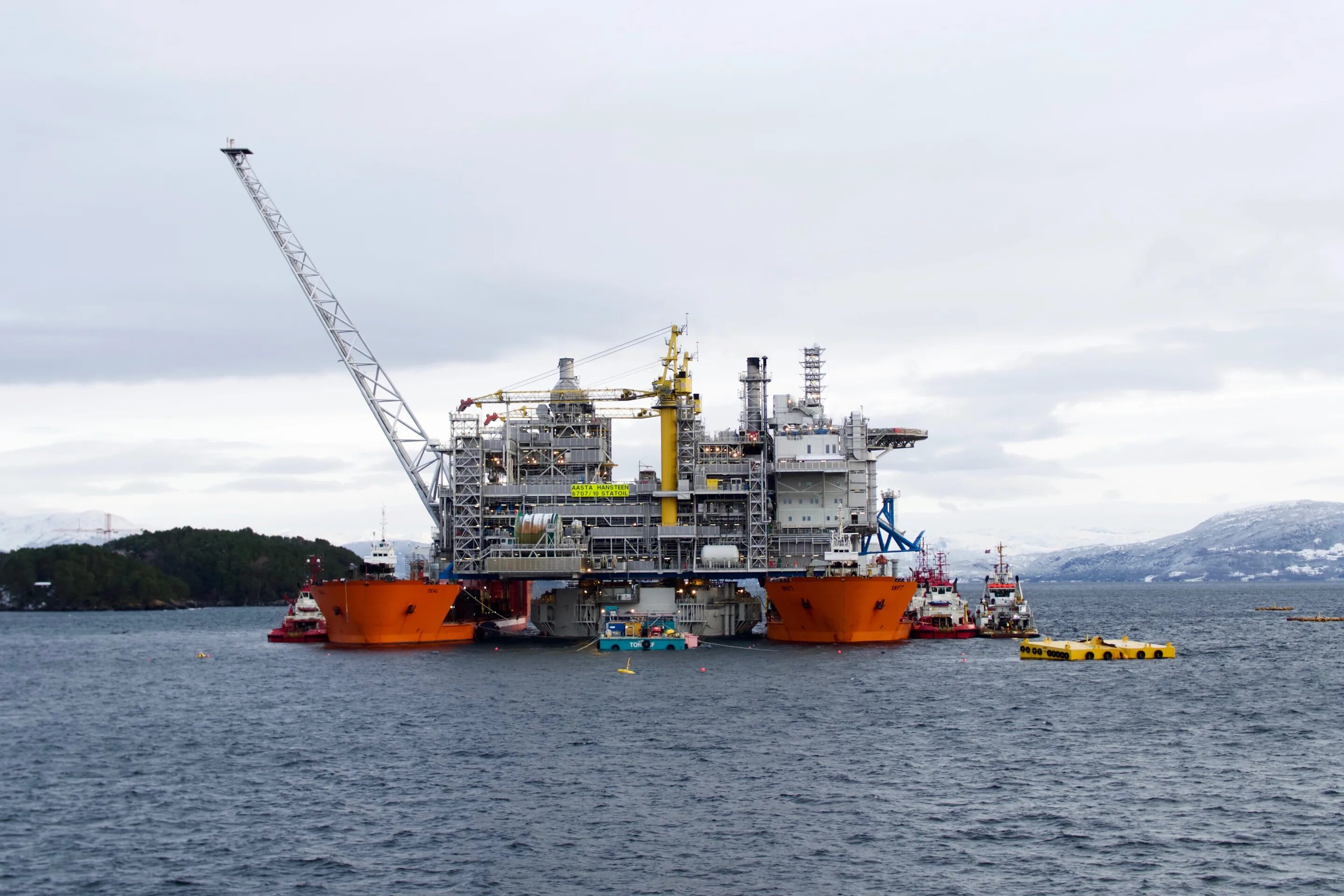 Floating over. Ааста Ханстен. Месторождение aasta Hansteen. Boskalis. Oranje корабль Boskalis.