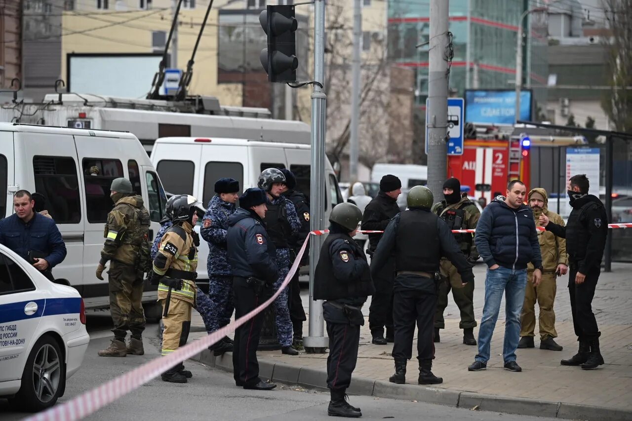 Полиция имеет право проводить оцепление участков. Оцепление полиции. оцепление территории. оцепление жилого дома.