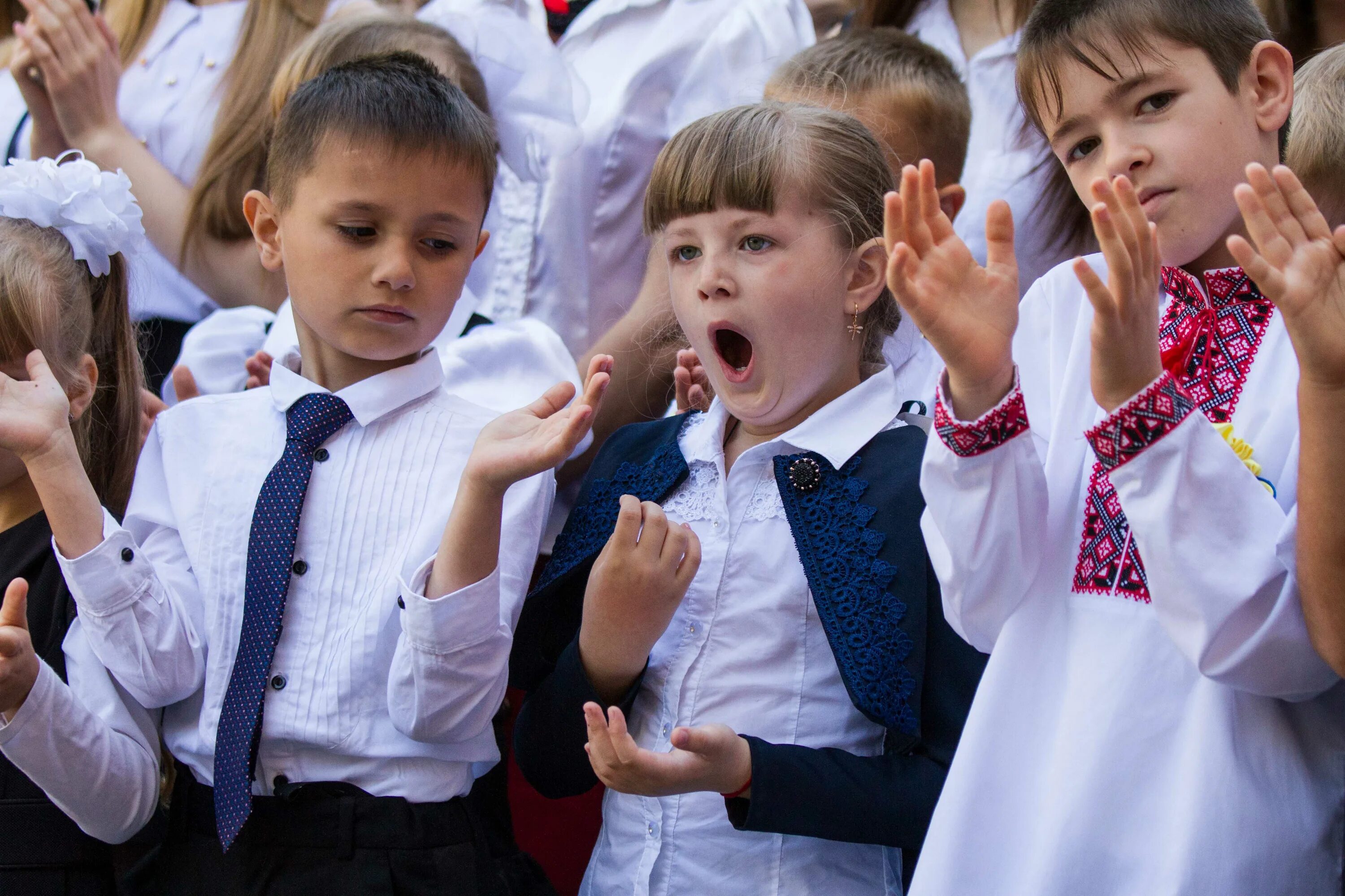 забавные школьники. школьник смеется. ученик с телефоном. первоклассник. смешные первоклашки.