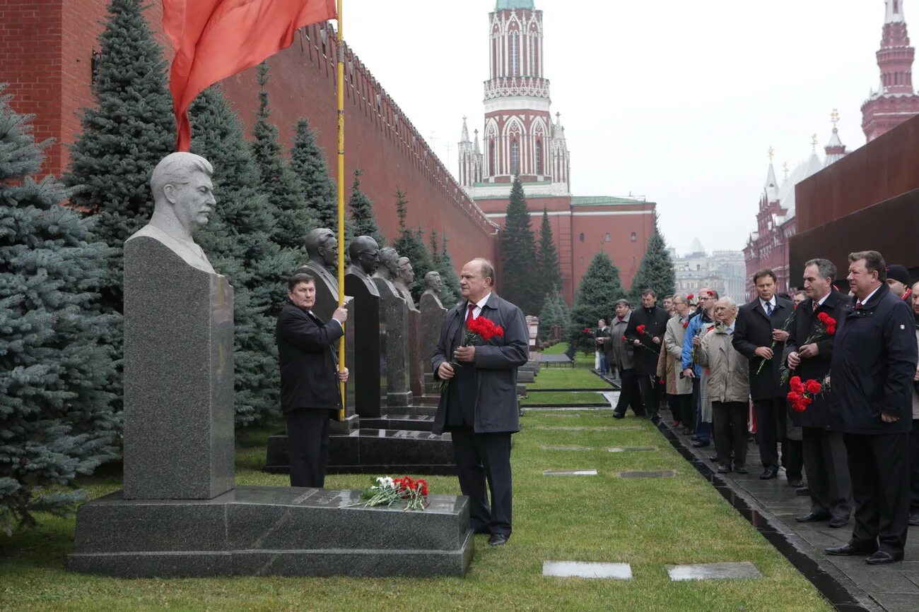 Мавзолей Ленина КПРФ. Возложение цветов к мавзолею Ленина. Пристройка к мавзолею. Ленин возле мавзолея. Вынос ленина из мавзолея 2024