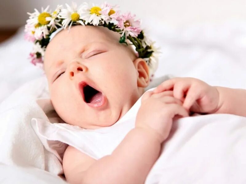 Пробуждение малыша. Доброе утро дети. Младенец зевает. Спящий ребенок. Новорожденные дети.