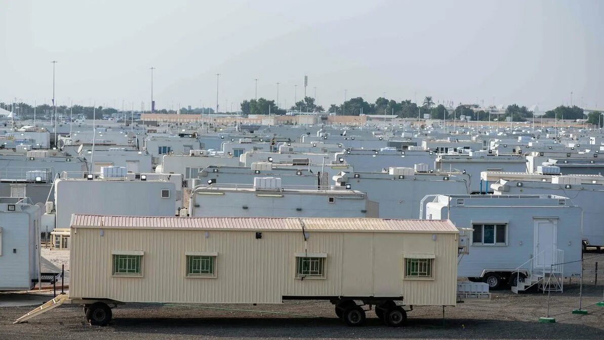 Склад в Катаре небольшой пустой. Вагончики в поле для болельщиков Катар AFP. Верблюжья полиция в Катаре. Барак в Катаре. Караван сити