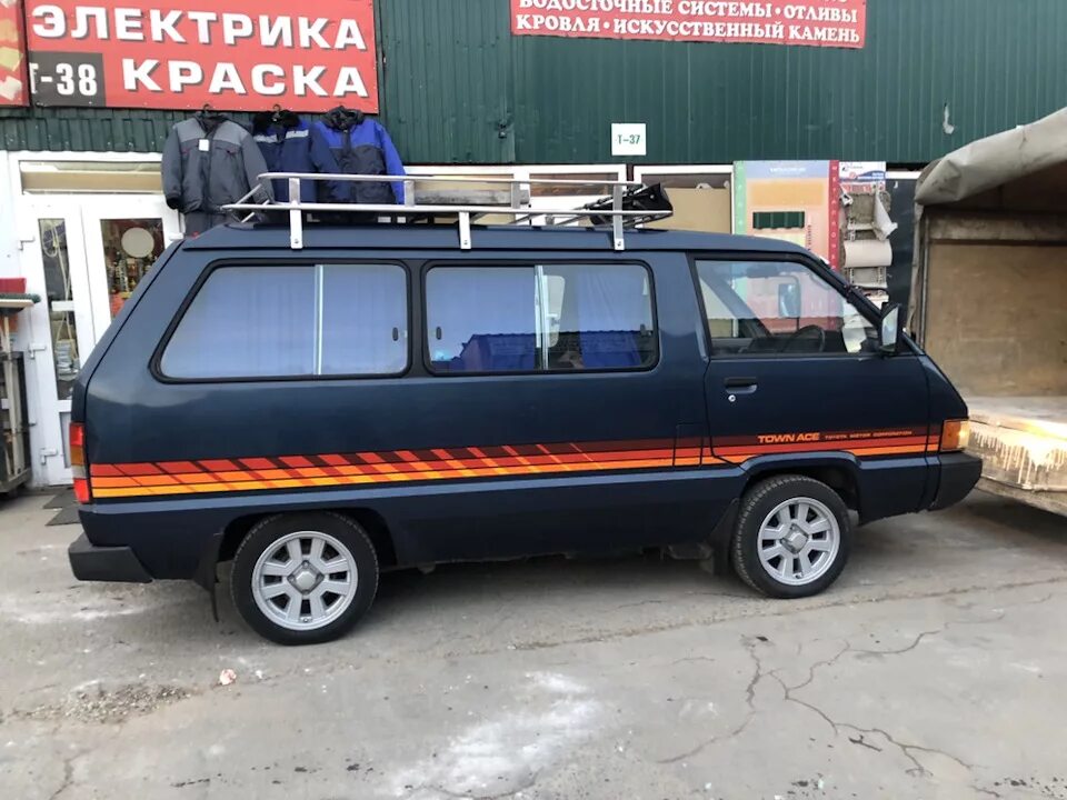 Диски тойота таун айс. Toyota Town Ace 1984. Toyota Lite Ace 1984. Тойота Таун айс на дисках. Тойота Таун айс 1984.