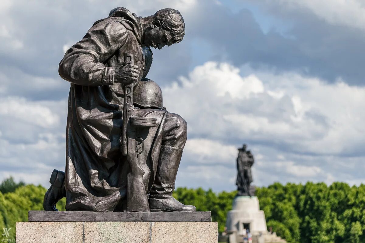 Монумент русскому солдату. Воин-освободитель Трептов-парк Берлин. Трептов парк скульптура. Трептов парк памятник советскому солдату. Памятник воину освободителю в Берлине.