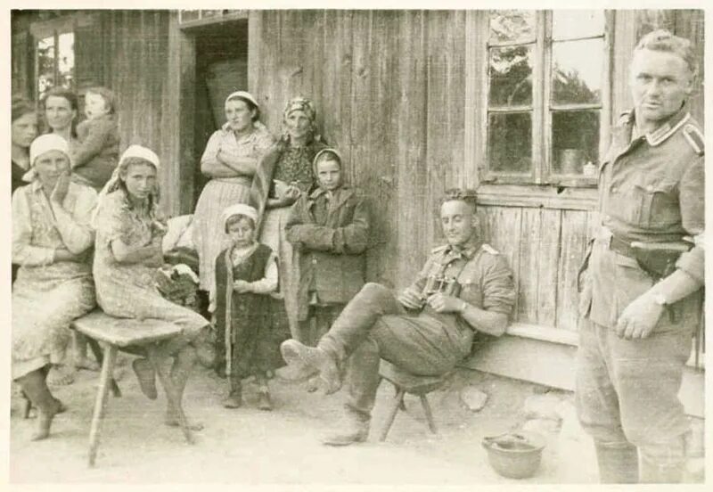 Харьков в оккупации 1941-1943 гг фото. Оккупационный режим в годы великой отечественной войны презентация. Жители угнанные в германию в 1942. Женщины в деревне в годы великой отечественной войны. Немцы и дети в деревне 1941-1945.