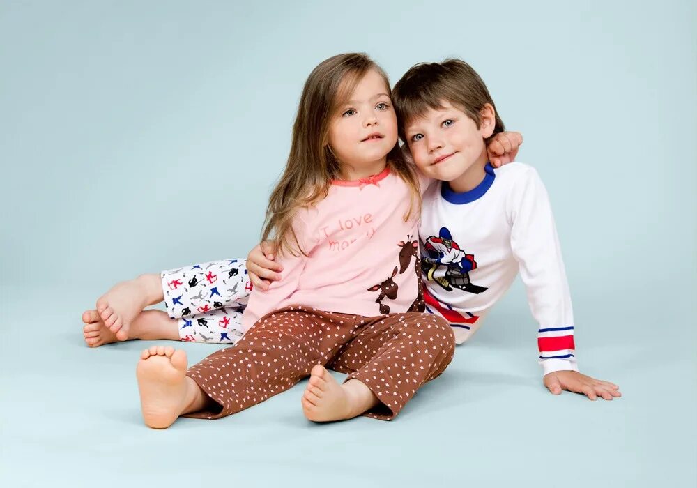 Детские трикотажные пижамы. Пижама свитанок p209413. Домашняя одежда для всей семьи. Детский трикотаж. Дети в пижамах.