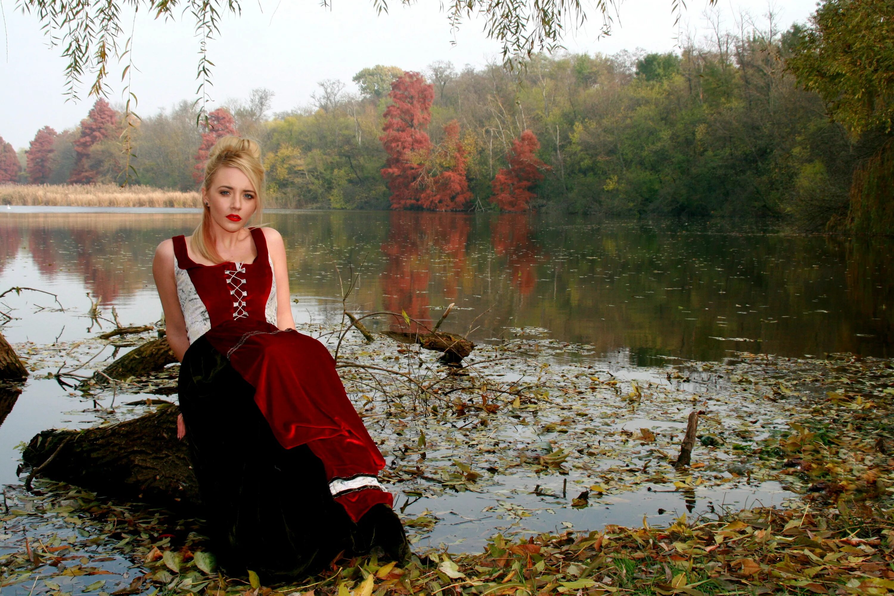 Lake girl. Девушки на озере. Девушка у пруда. Фотосессия на озере. Фотосессия у озера осенью.