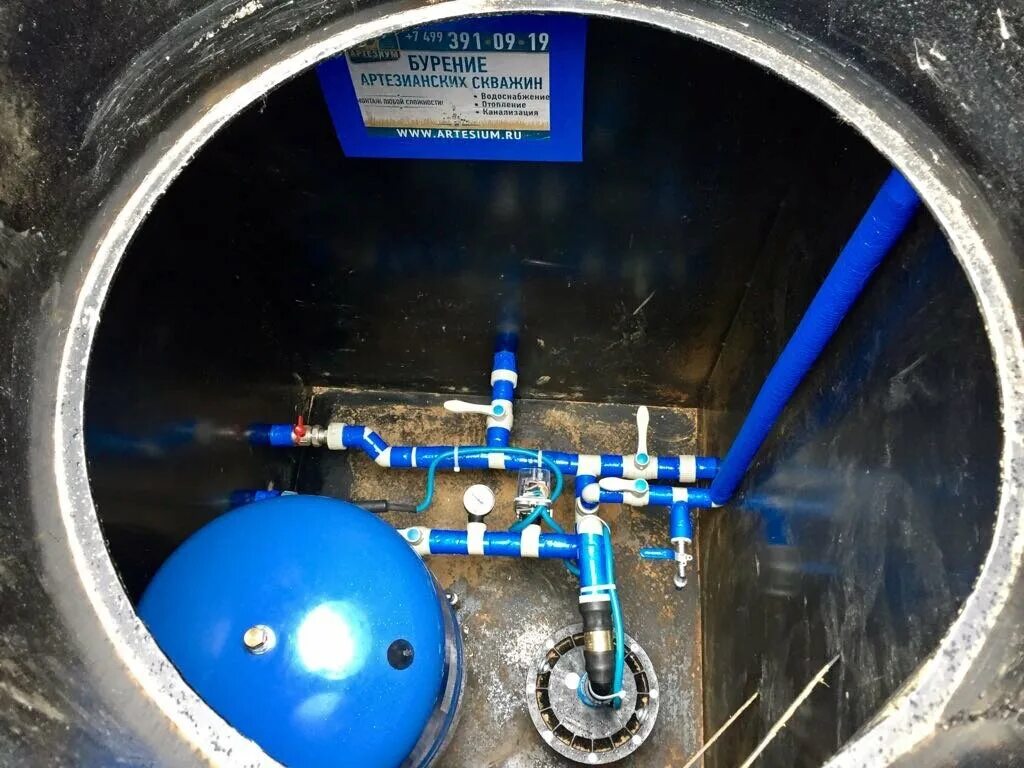 Разводка скважины. Водозаборный узел скважины. 2 Гидробака в кессоне. Водопровод от скважины. Колодец водоснабжения.
