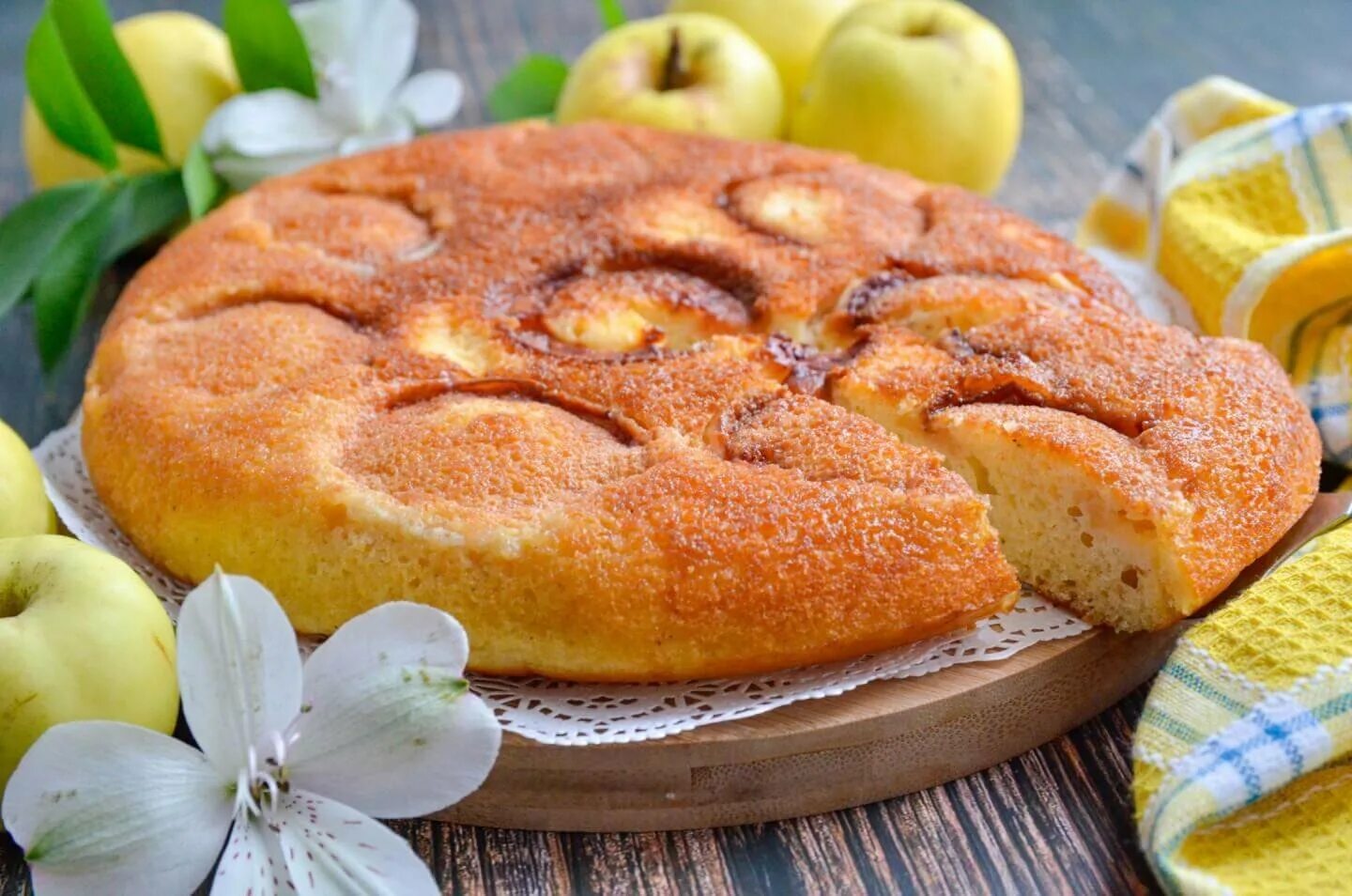 Шарлотка с яблоками простой рецепт на сковороде. Яблочный пирог. Пирог с яблоками на сковороде. Шарлотка на сковороде. Пироги с яблоками на сковороде.