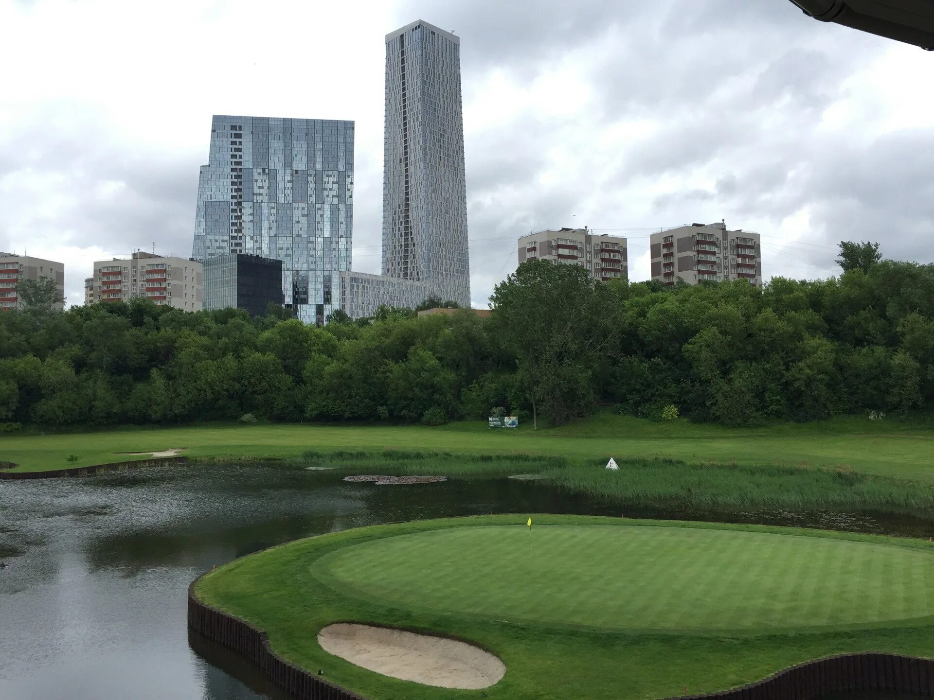 Мосфильмовская 1а. Московский городской гольф клуб Довженко. Moscow Golf Club Мосфильмовская. Довженко 1 гольф клуб. Гольф поле в Москве городской Довженко.