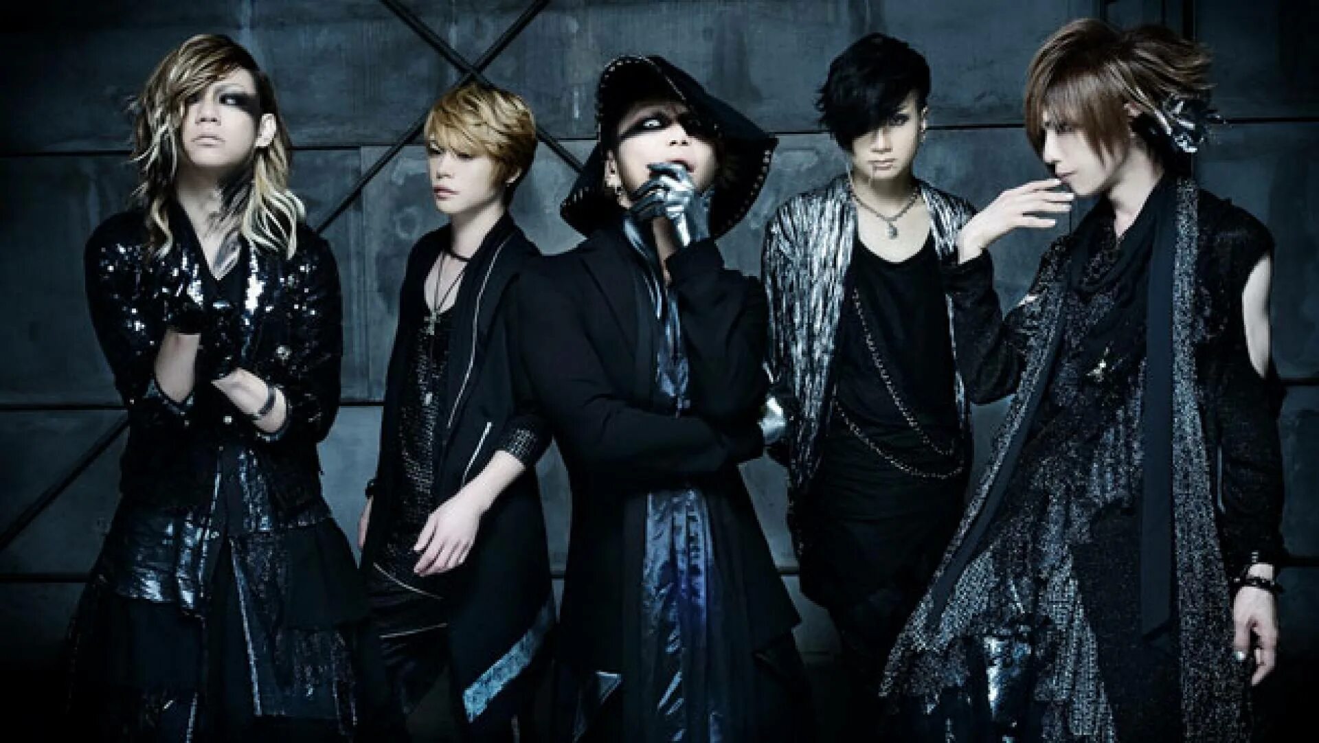 Бассе ушел. Sadie Band. The Gazette. The Thirteen группа.