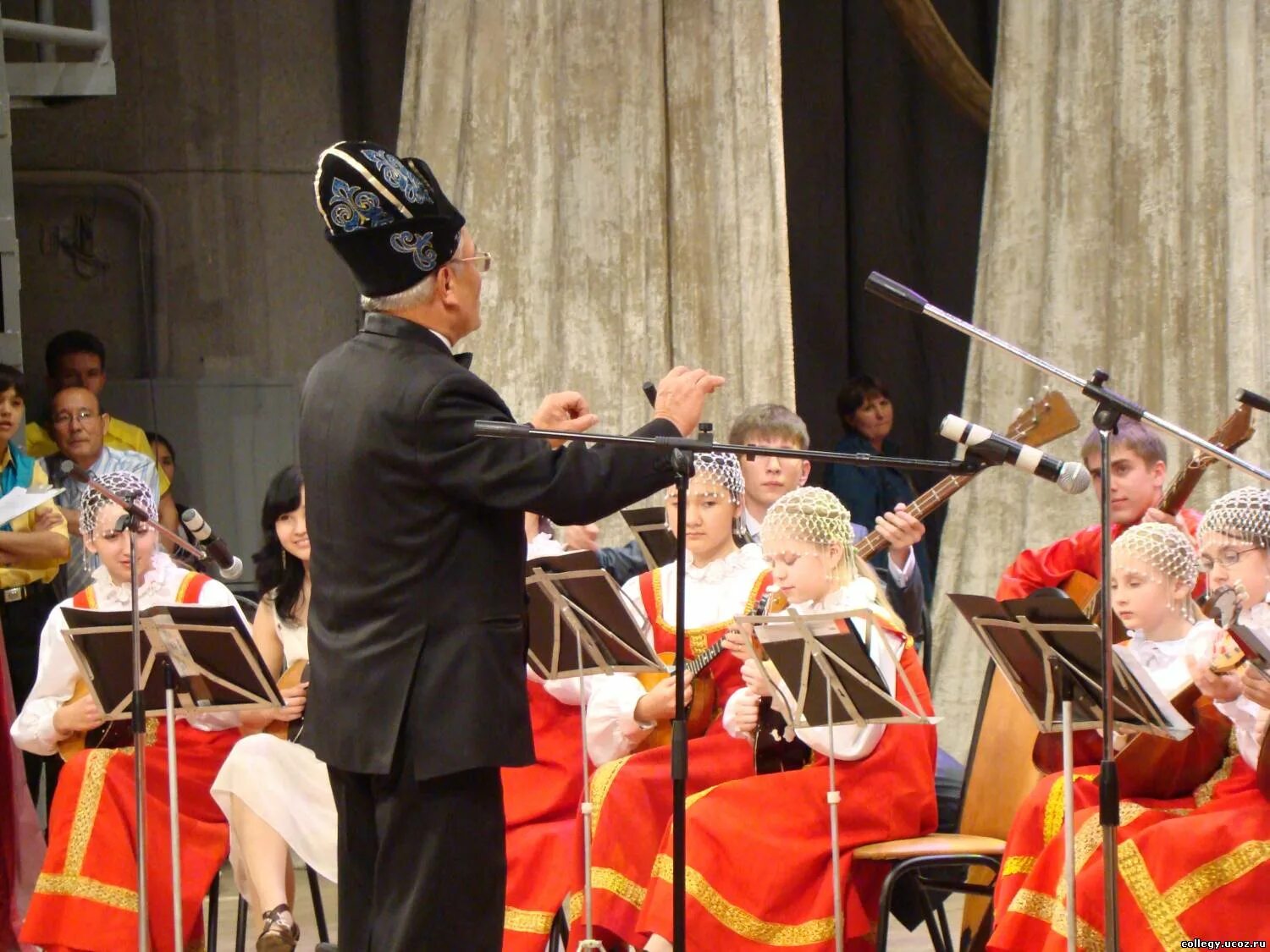 Russian orchestra. Русский оркестр. Оркестр русские узоры. Спортивный оркестр. Оркестр русских народных инструментов на сцене.