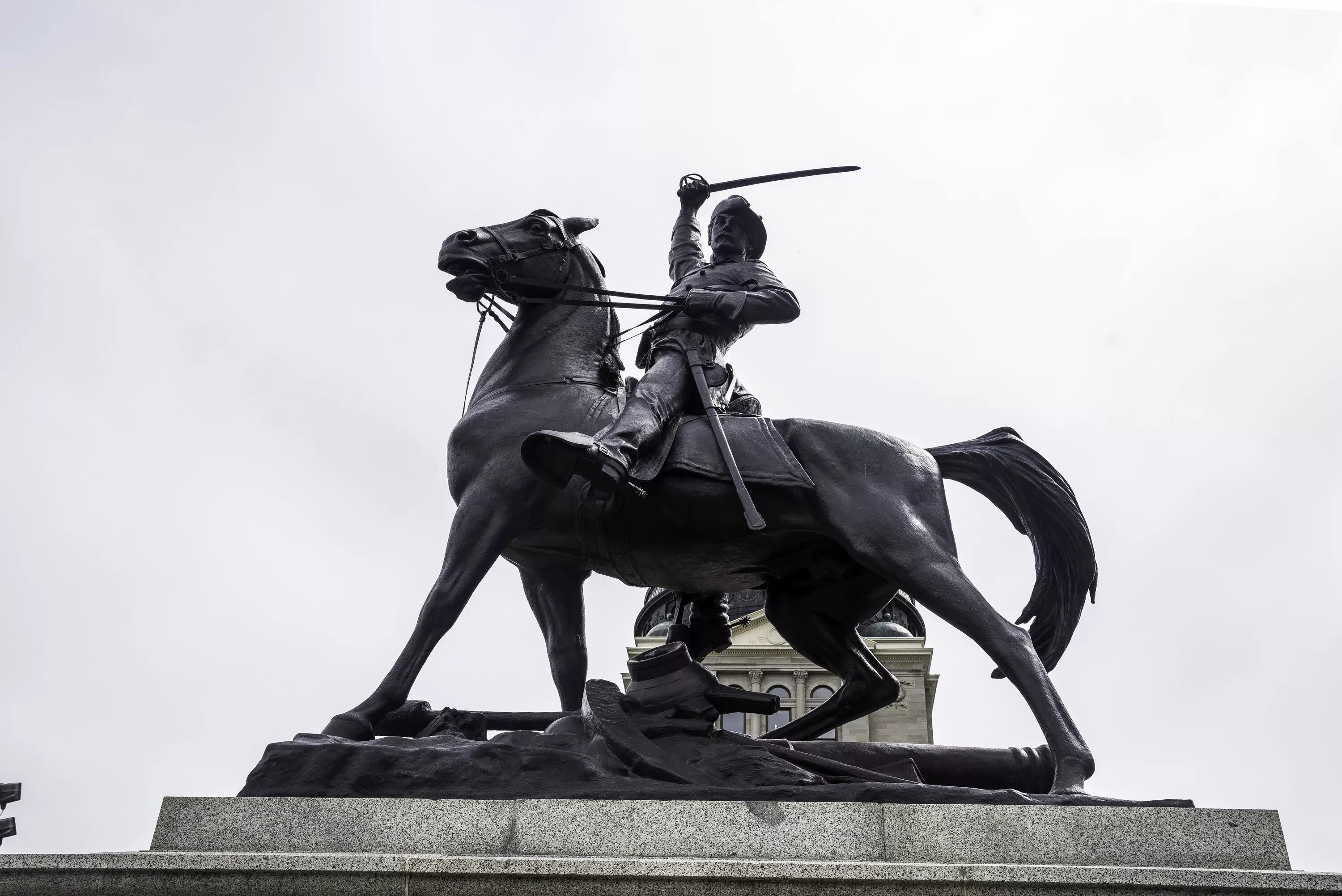 Скульптура на коне. Черкесский всадник монумент. Всадник скульптура. Памятник на коне.