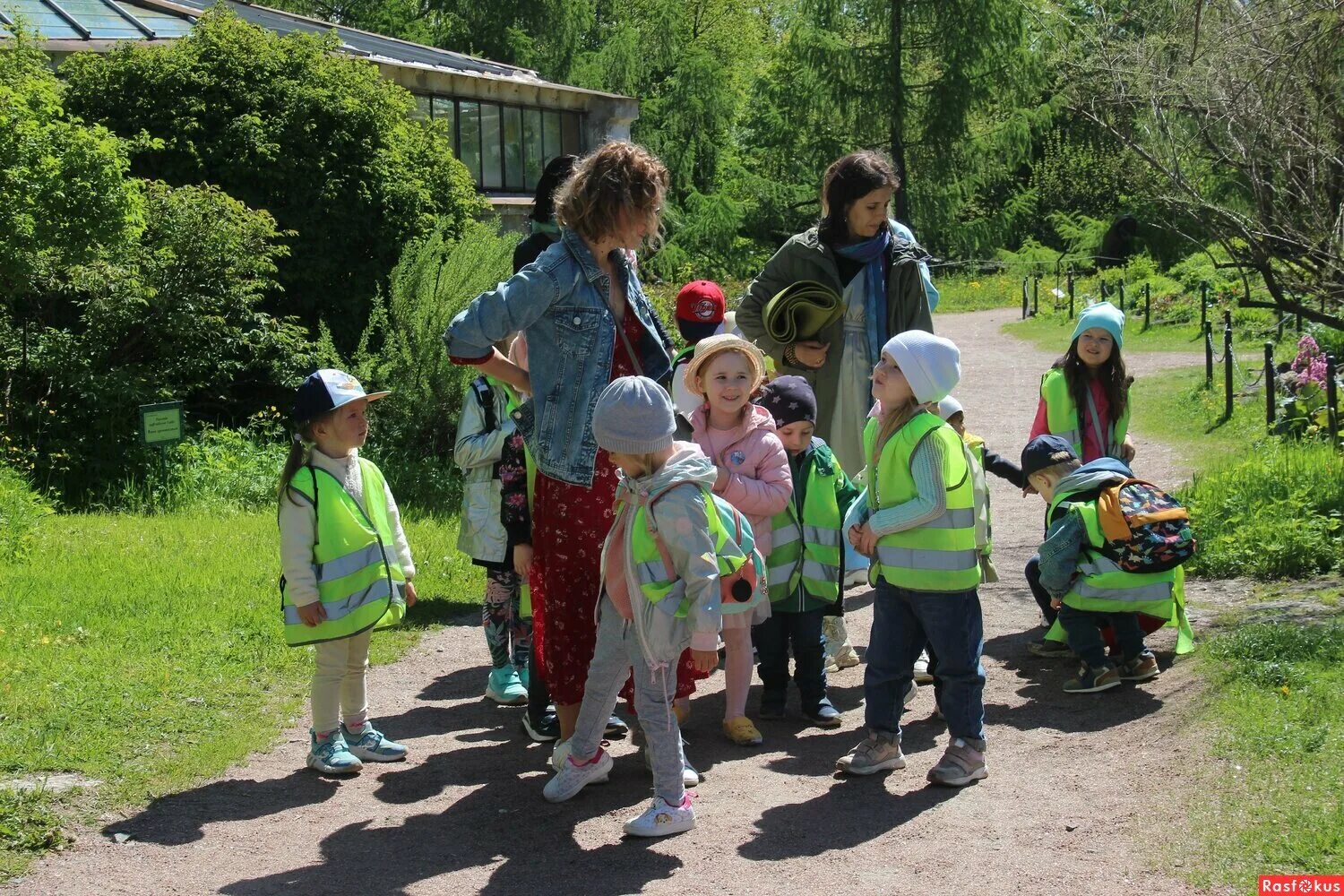 Прогулка в детском доме. Прогулка в детском саду. дети на прогулке. дети и природа. дети в парке.