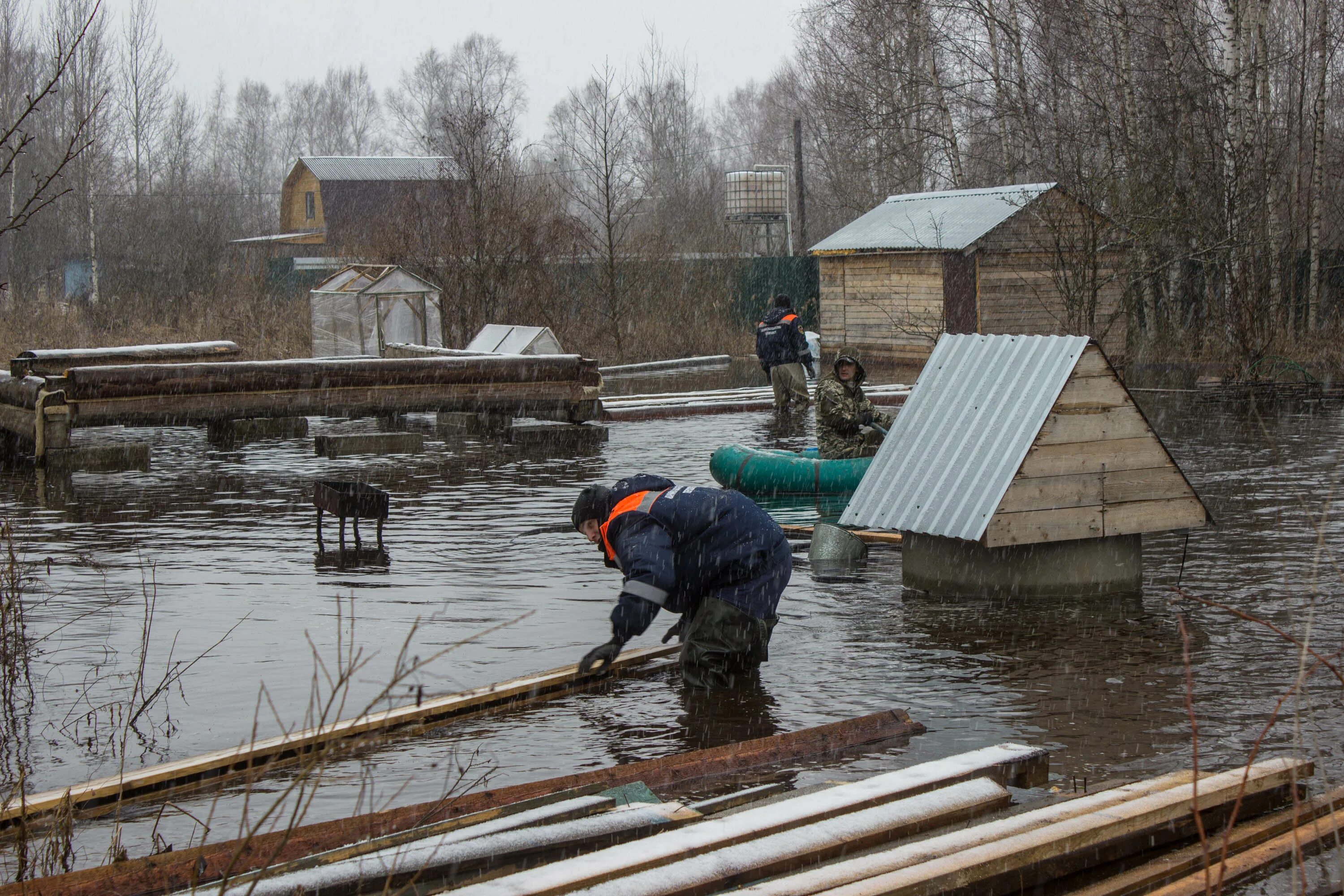 Паводок и наводнение в чем разница. Алатырь 2012 половодье Подгорье. Половодье в Полотняном заводе. Половодье Чепца 2023. Весенний паводок.