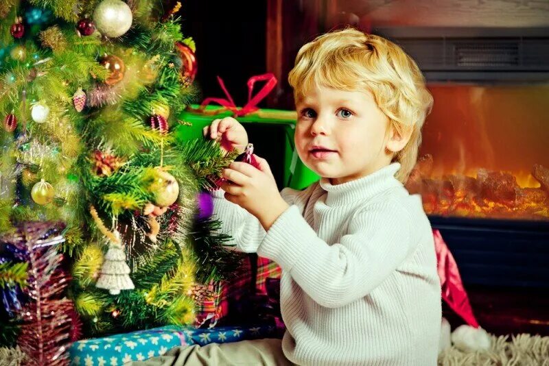 Новогодняя елка с маленькими детьми. Наряжаем елку. Новый год дети. Новый год Наряжаем елку. Елка для детей.
