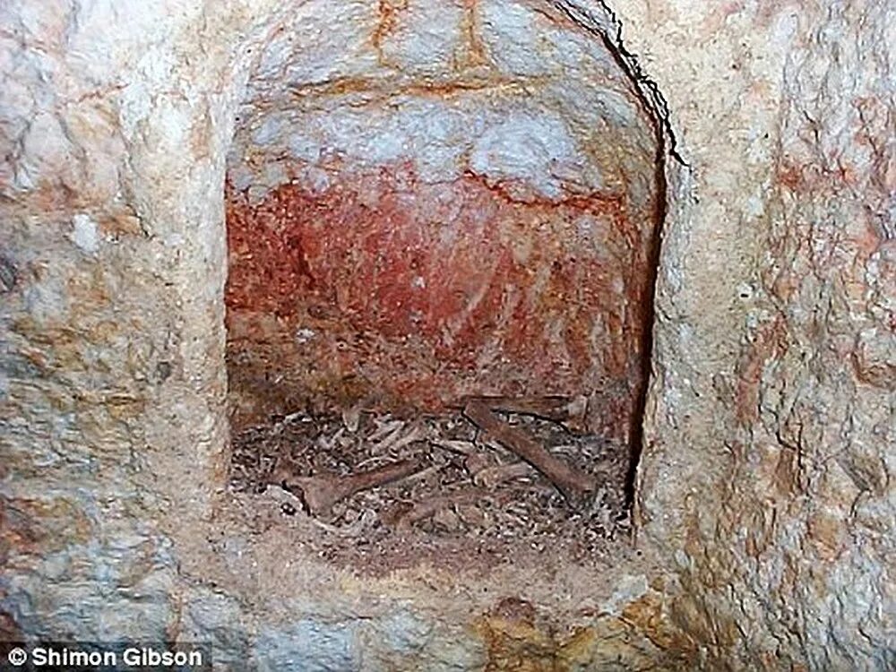 Тело иисуса христа. Гробница Иисуса Христа скелет. Тело Иисуса Христа в гробнице. Погребальная пещера Иисуса Христа.