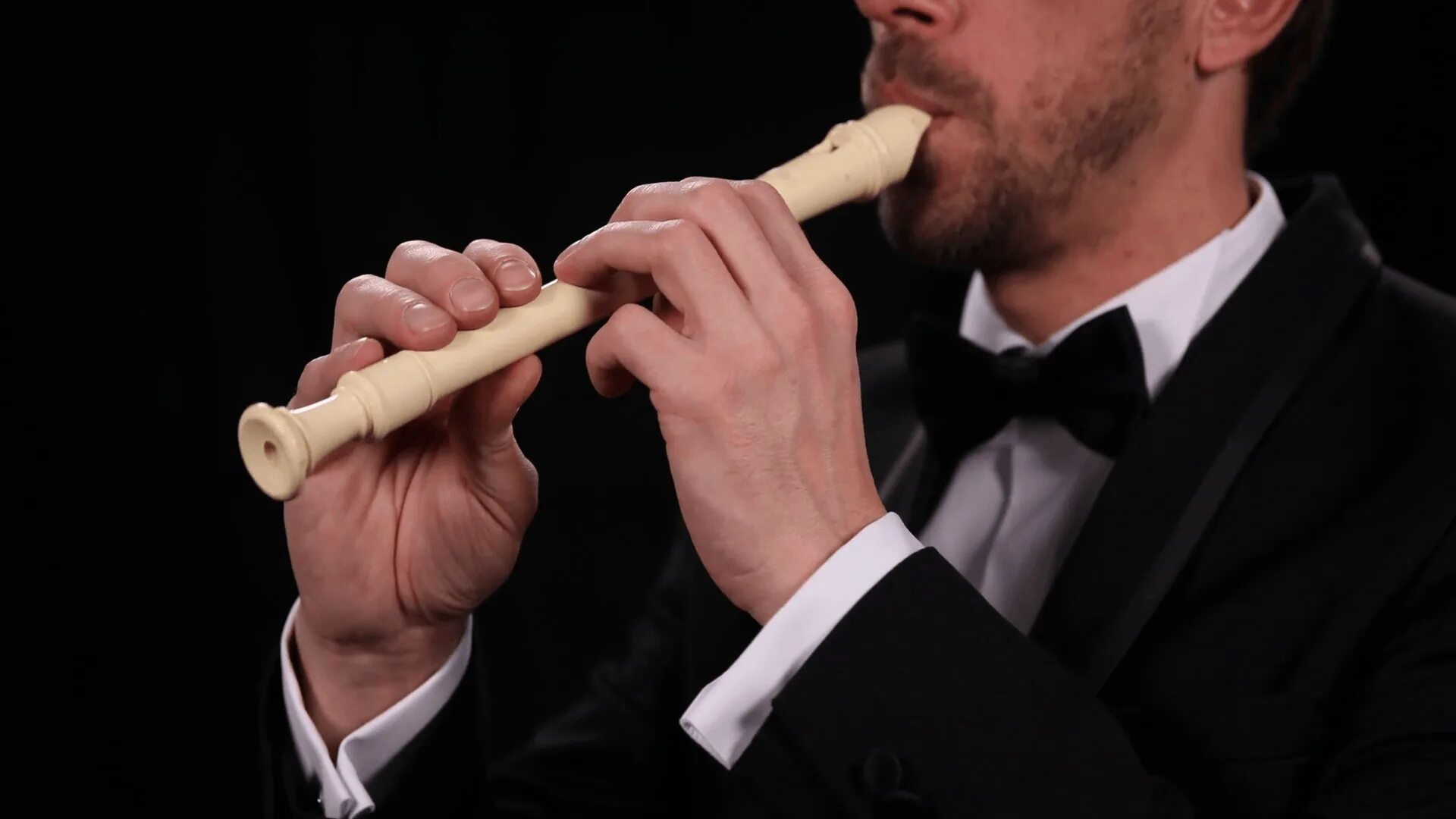 Playing recorder. Блокфлейта флейта. recorder musical instrument. играет на recorder.
