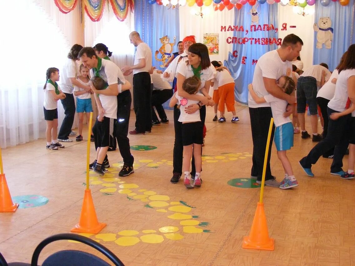 Конкурс семьи в доу. Физкультурные праздники в детском саду. Спортивный досуг в детском саду. Спортивные соревнования для детей в детском саду. Спортивные развлечения в ДОУ.