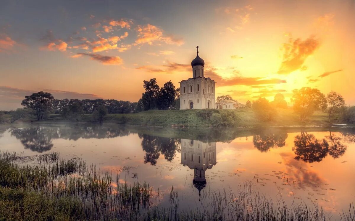 Красивая природа храм карелии кижи. Храм андрея первозванного на вуоксе. Саунино. Храм покрова на нерли туман. Монастырь на озере селигер.