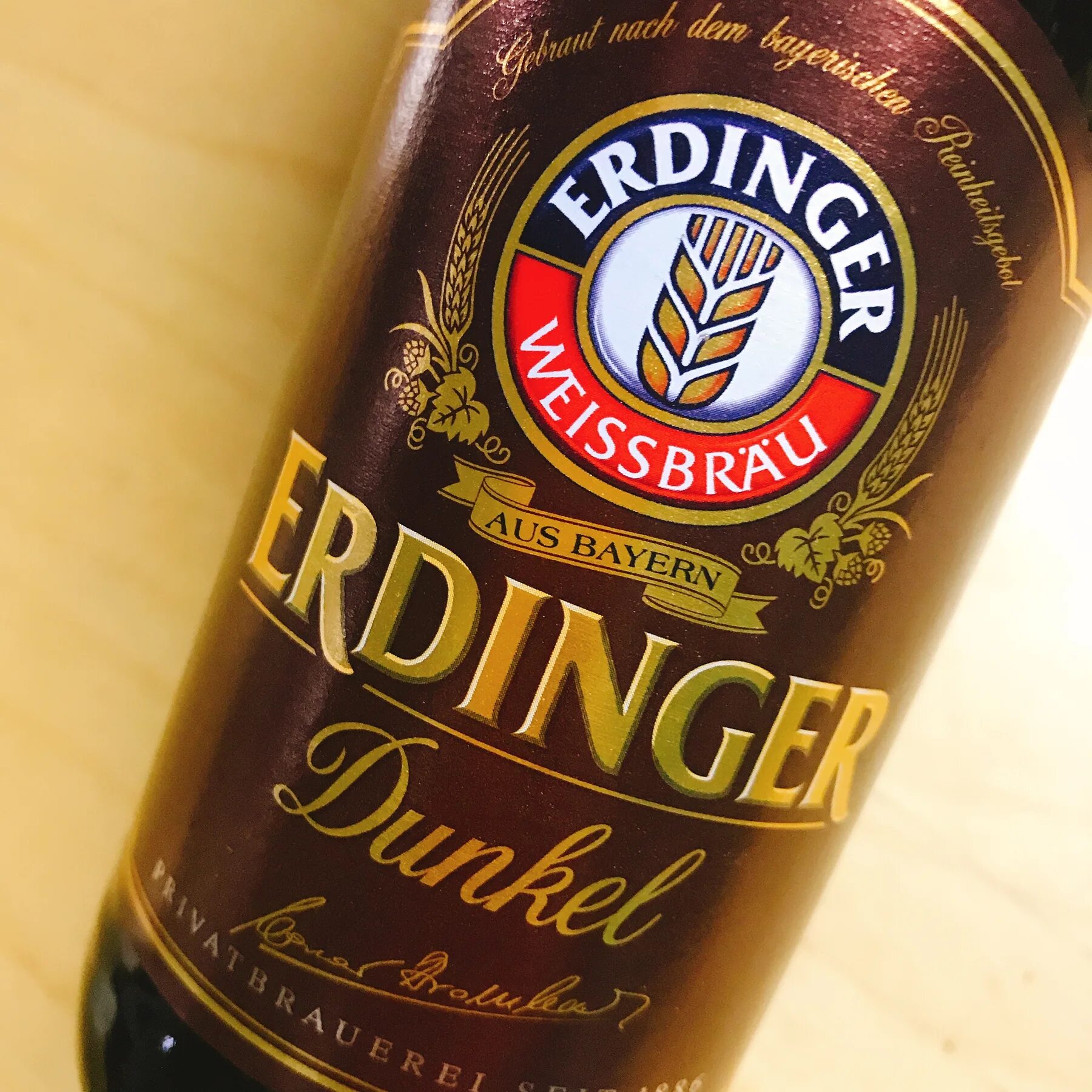 Пиво германия купить. Эрдингер Дункель пиво. Немецкое пиво Erdinger. Пиво Эрдингер темное. Бельгийский Эль Erdinger.