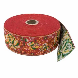 Первый моток тесьмы стоит