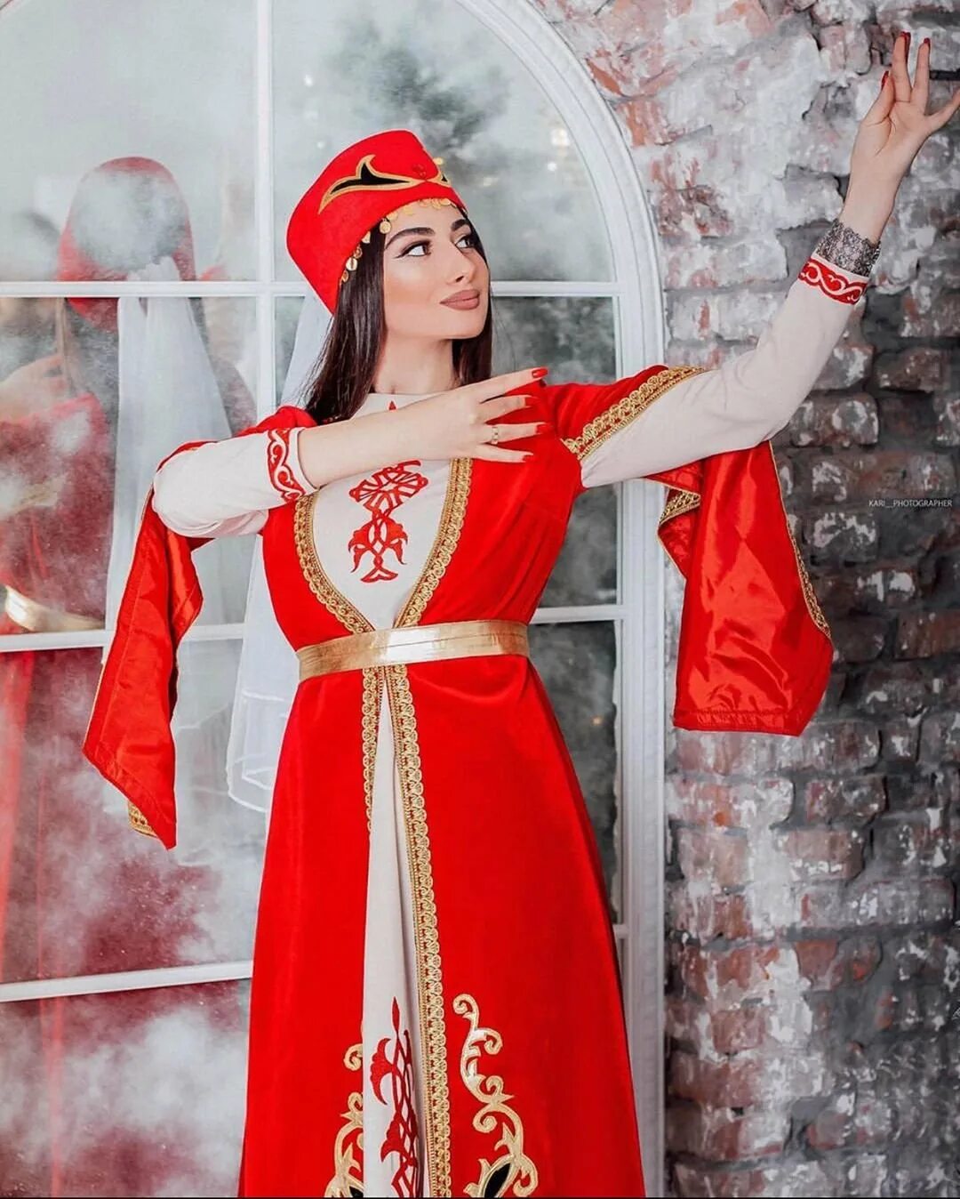 Национальный армянский свадебный тараз сирушо. Армянские платья. Невесты карапетян лилит. Армения национальный костюм тараз свадебный. Армянский национальный костюм марашлян.