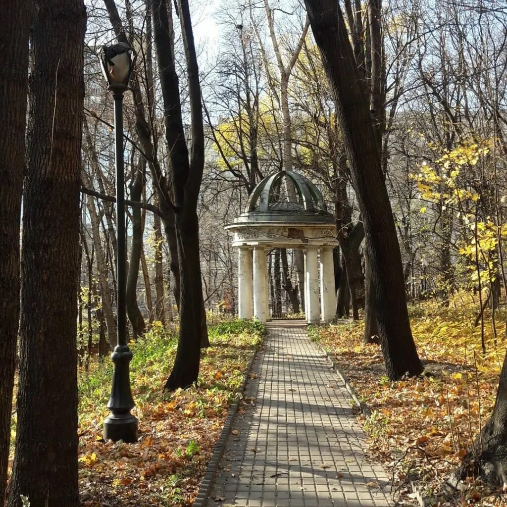 Усадьбы москвы усачев. Парк усадьбы усачёвых-найдёновых. усадьба усачевых-найденовых в москве. усадьбе усачевых-найденовых на земляном валу. земляной вал 53 усадьба усачевых найденовых.