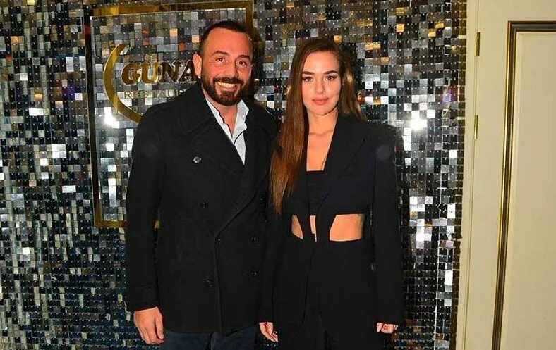 Бенсу сорал муж. Хакан баш. Хакан ясиноглу. Бенсу сорал и хакан баш. Хакан баш.