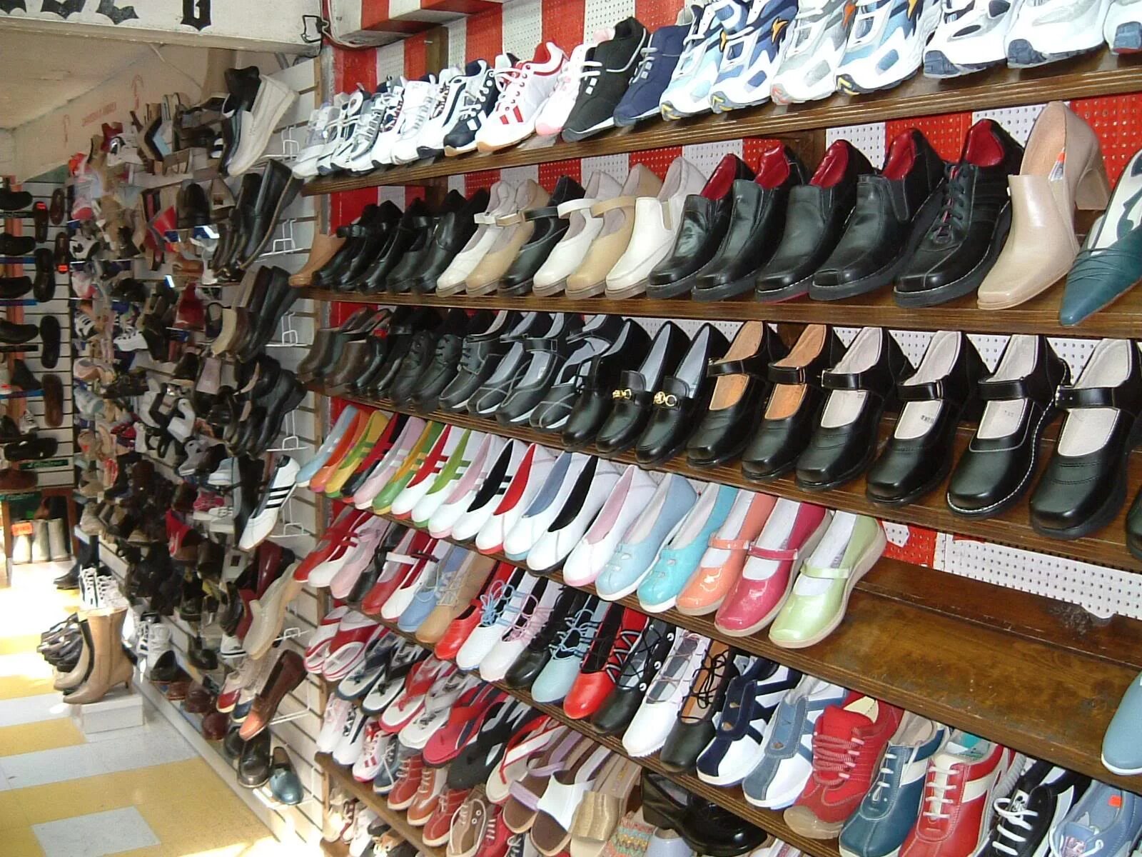 Где можно купить фото. Рынок обуви. Ассортимент обуви. Ассортимент обуви в магазине. Обувь на прилавке.