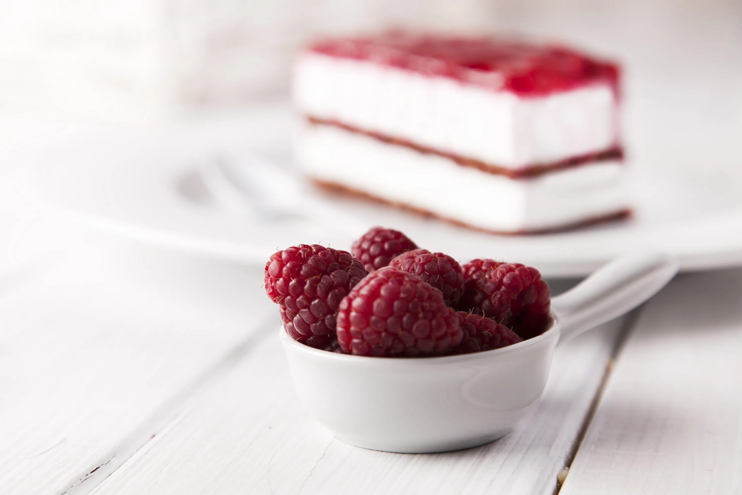 Малина одна. Малиново белый. Ягода малина на белом фоне. Розовые ягоды. Малина на белом фоне.