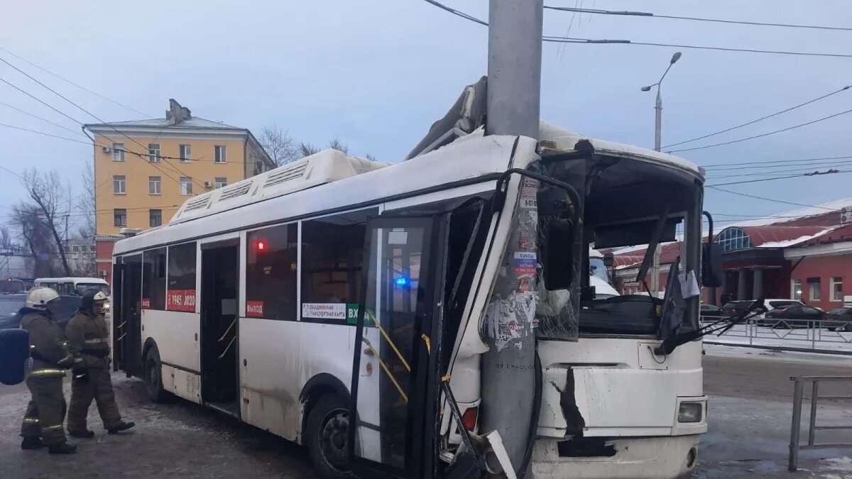 Чп 28 февраля. Автобус врезался в столб. Авария с автобусом в Самаре. Авария Самарского автобуса. Врезался автобус в Самаре в столб.