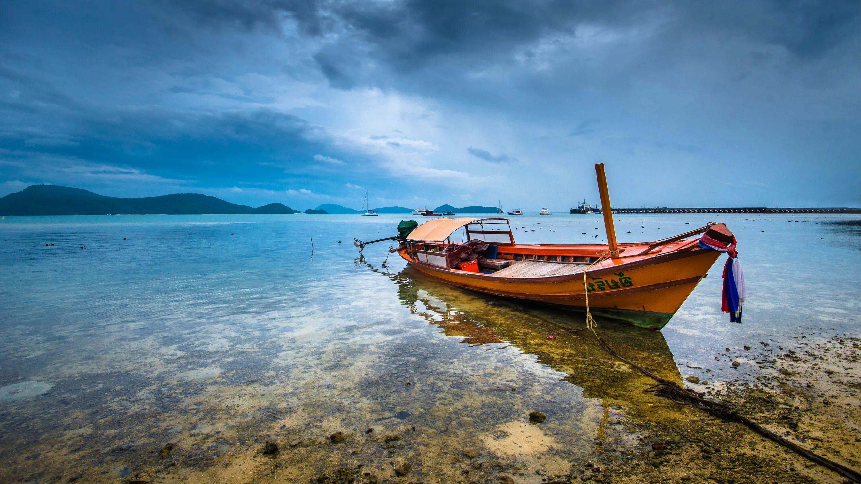 Лодка у берега. Одинокая лодка. Море пляж рассвет мостик. Старая лодка на берегу. Берег моря лодка.