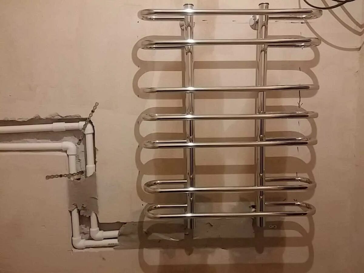 Циркуляционный насос на полотенцесушитель. Danfoss подводка к полотенцесушителю. Мини насос на полотенцесушитель. Насос на полотенцесушитель. Циркуляционный насос на полотенцесушитель в квартире.