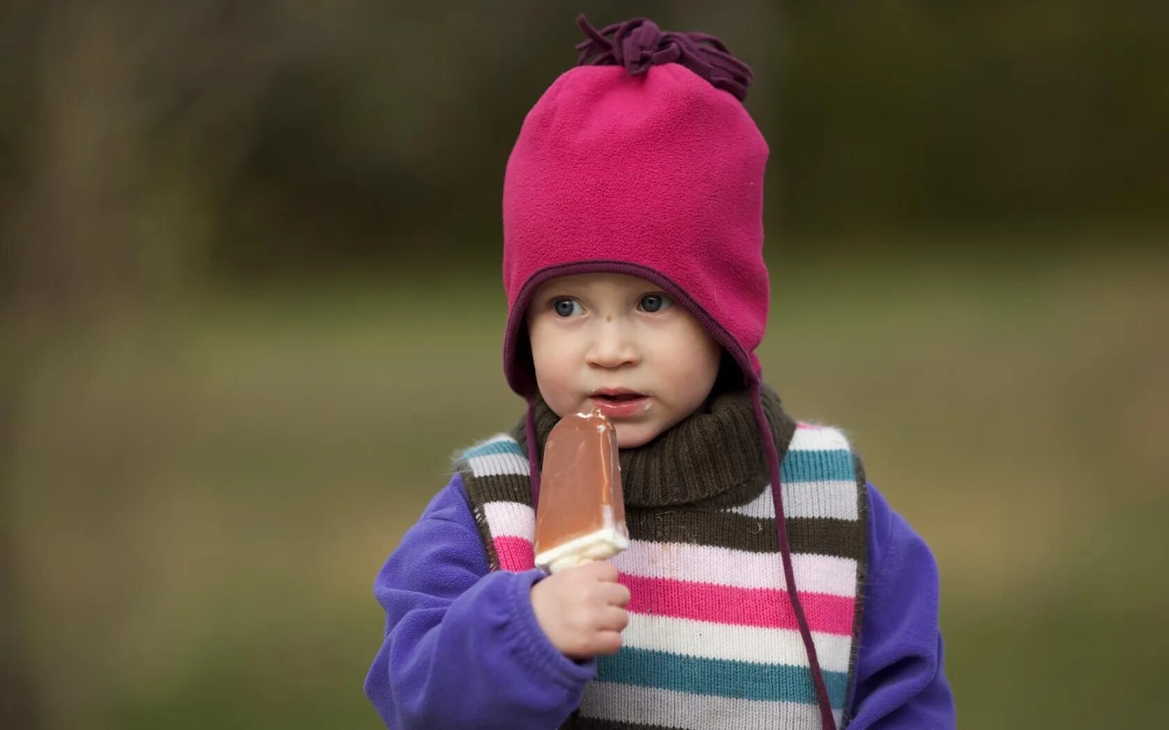 Эскимо для детей. Ребенок ест эскимо. Ребенок с мороженым. Эскимо для мальчика. Девочка эскимо