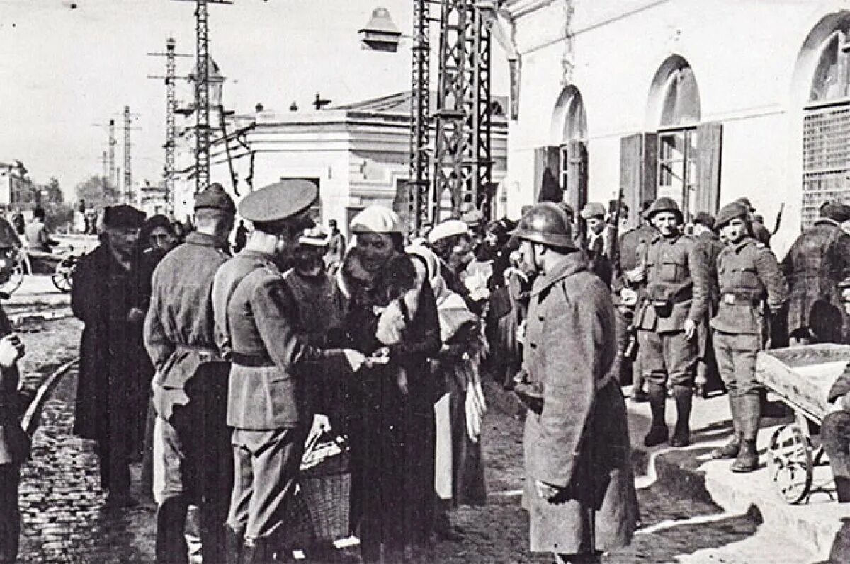 Период оккупации 1941 - 1944. Немцы в церкви. Псков в годы оккупации 1941 1944. Лагерь для немецких военнопленных в городе шахты. Священная оккупация.