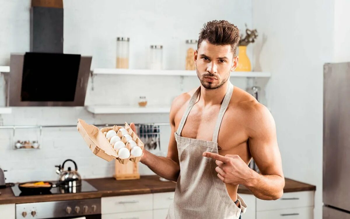 Мужчина в фартуке на кухне. Мужчины в фартуках. Парень в фартуке. Фартук для мужика. Парень в фартуке.