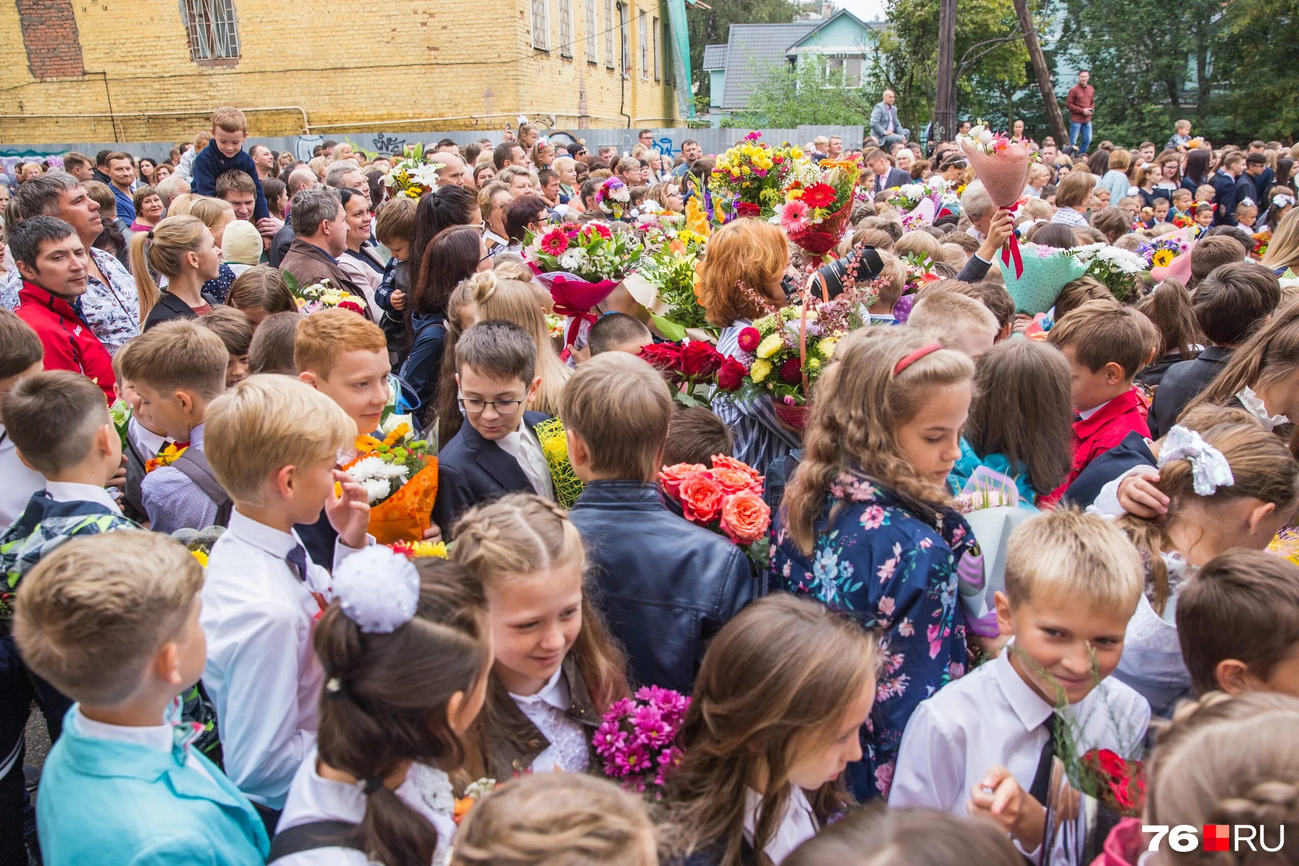 Сайт 58 школа ярославль. Линейка 1 сентября. Школьники 1 сентября. 1 Сентября школа 76. 1 Сентября день знаний.