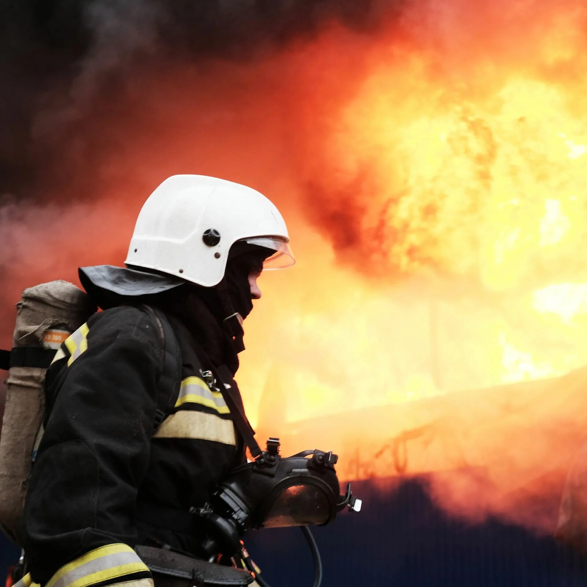 Пожар риа новости. Пожарные на пожаре. Пожар в школе. МЧС пожар Нефтебаза.