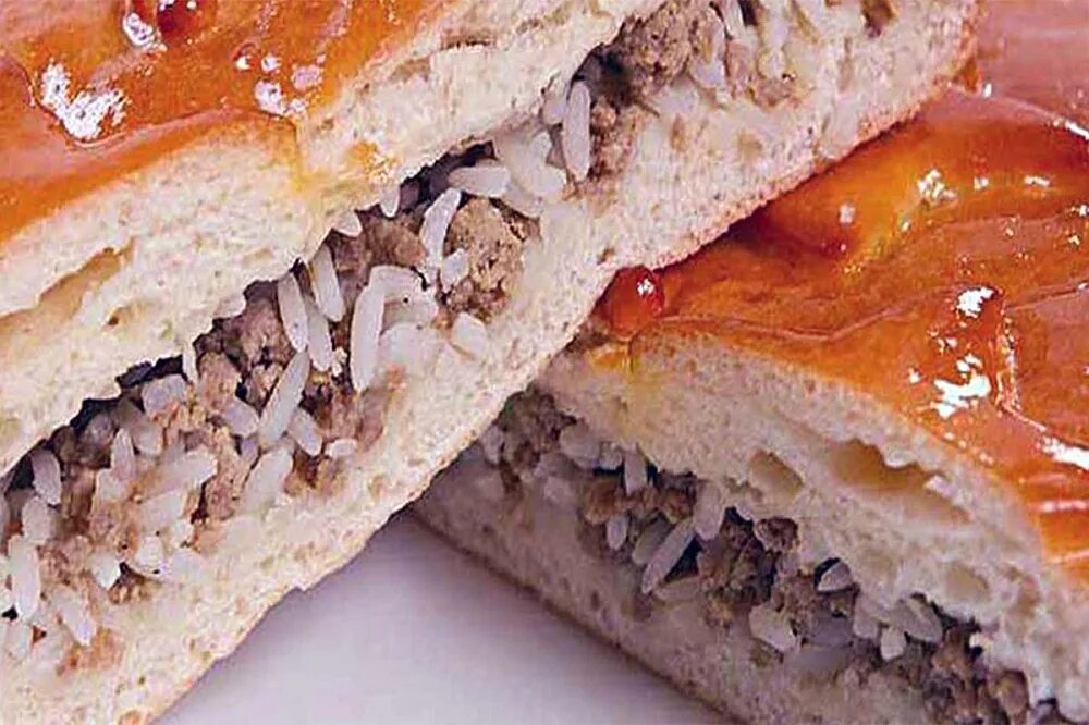 Пирог с рисом мясом дрожжевой. Губадия мясная. пироги. пирог с фаршем. мясной пирог с рисом.