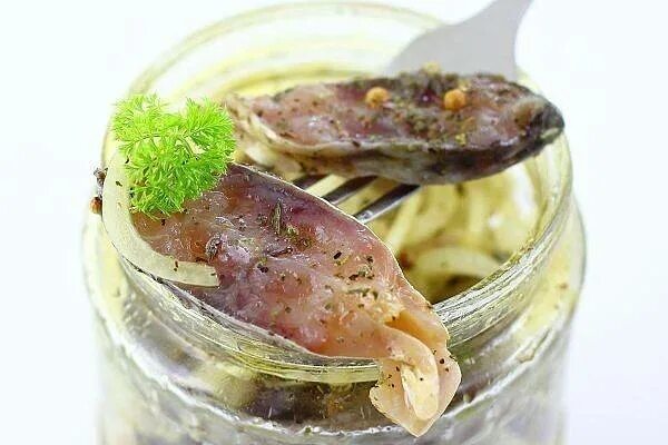 Маринованная рыба рецепт в уксусе. Карась маринованный в уксусе в банке. речная рыба в маринаде. соленый карась.