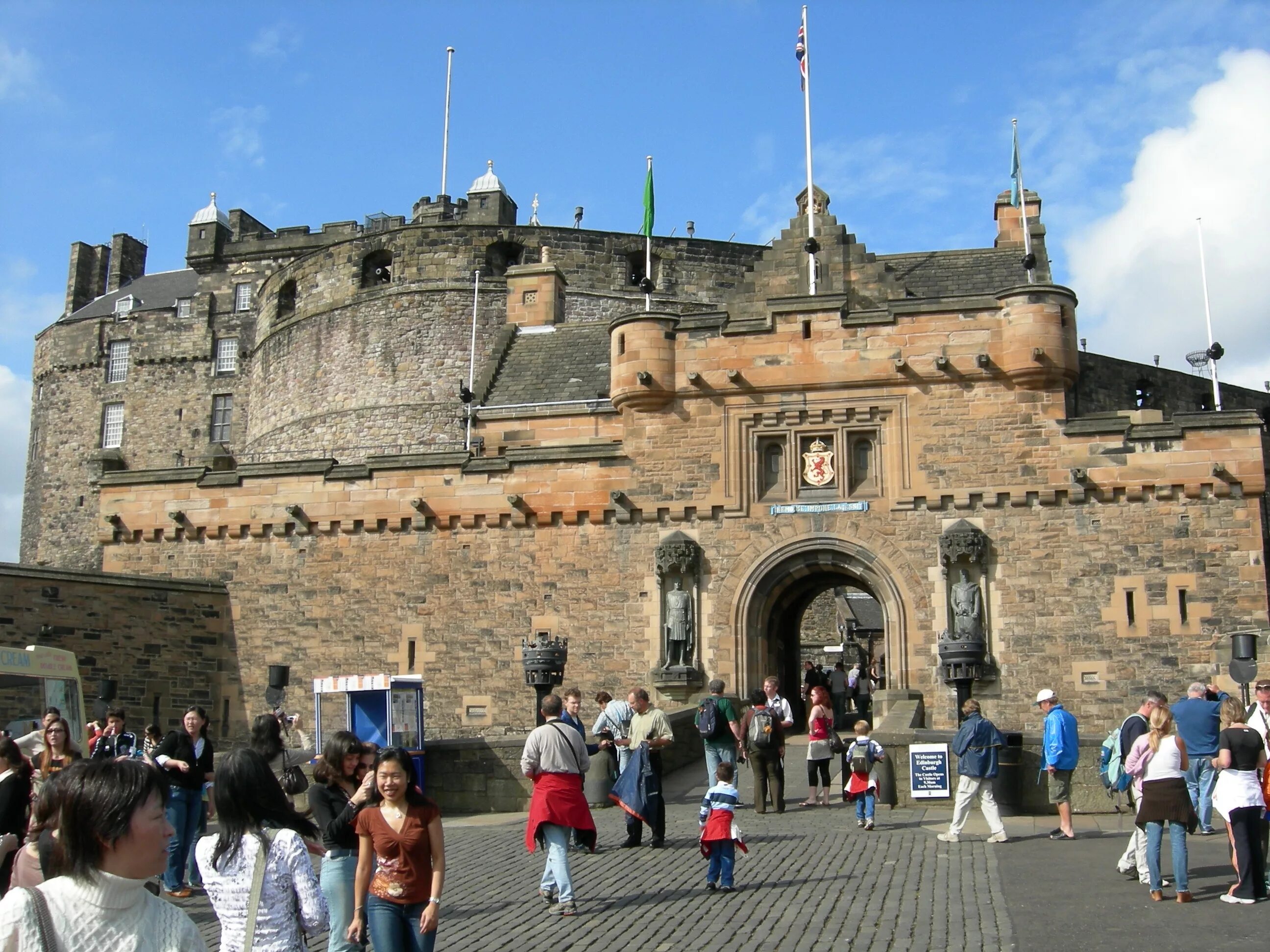 Замок пл. Эдинбургский замок Шотландия площадь. Edinburgh туристы. Эдинбургский замок с туристами. Эдинбург туристы.