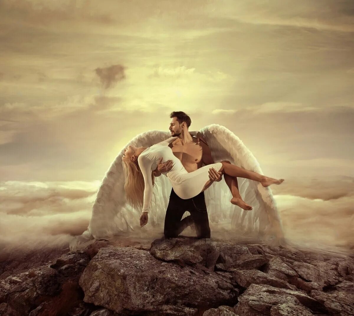 Я становлюсь на крыло сильная. Ангел любви. Ангел мужчина. Мужчина и женщина с крыльями. Ангел оберегает мужчину.