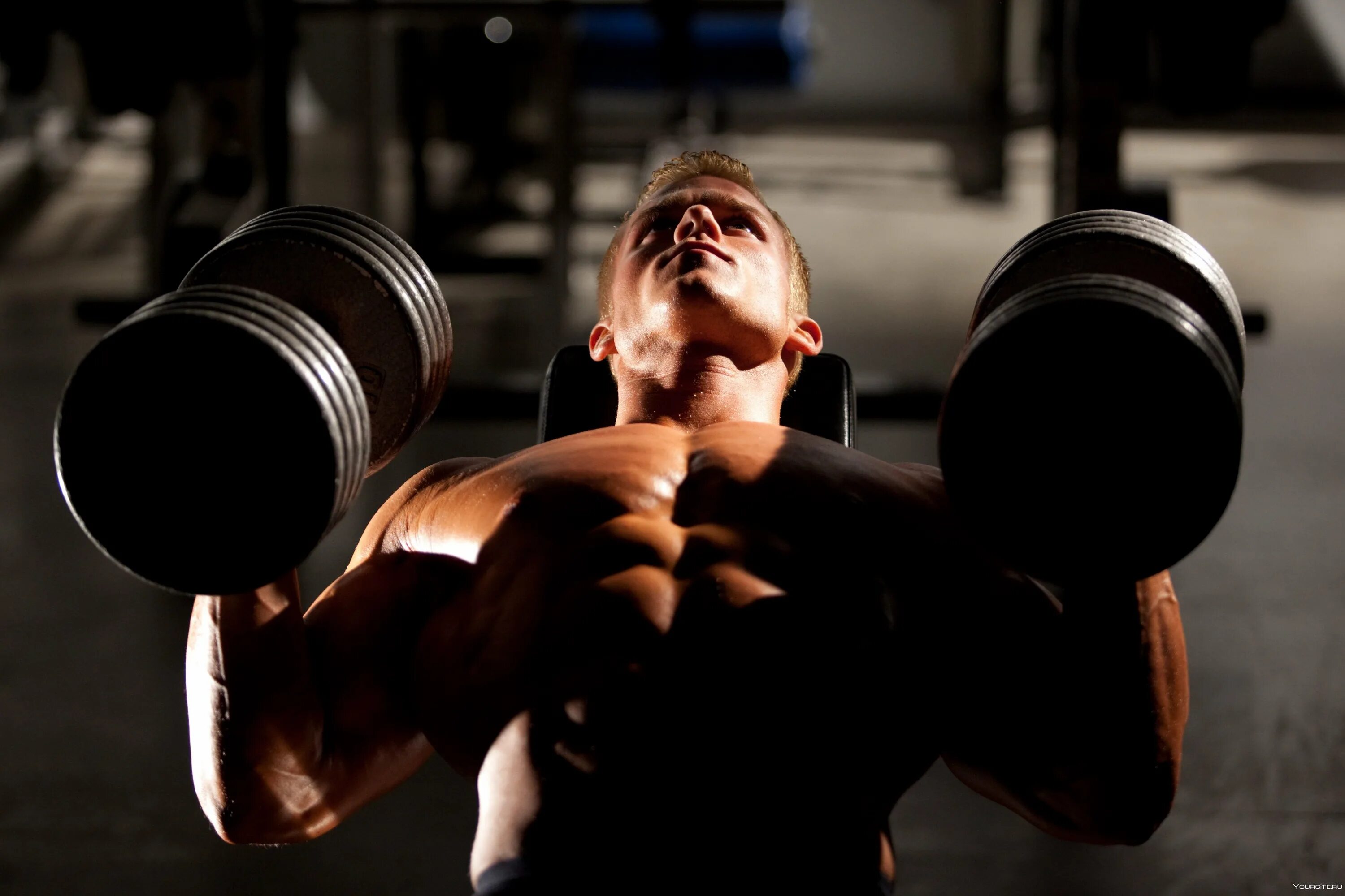 Hard workout. Силовые тренировки. Спортсмен в зале. Мужчина в спортзале.