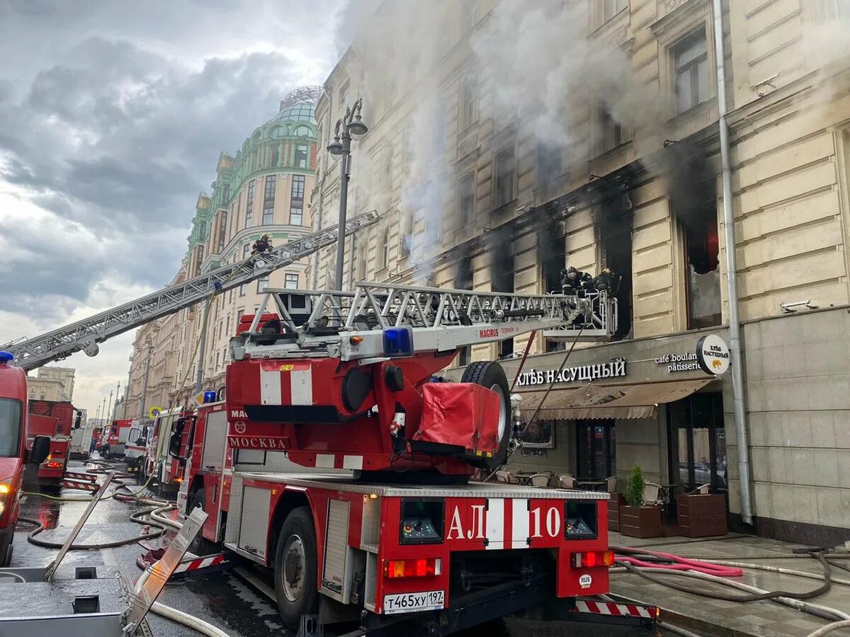 Пожар домов в москве сегодня. Пожар в москве сегодня. Горит дом в москве сейчас. 22 этажки в москве. Пожар домов в москве сегодня.