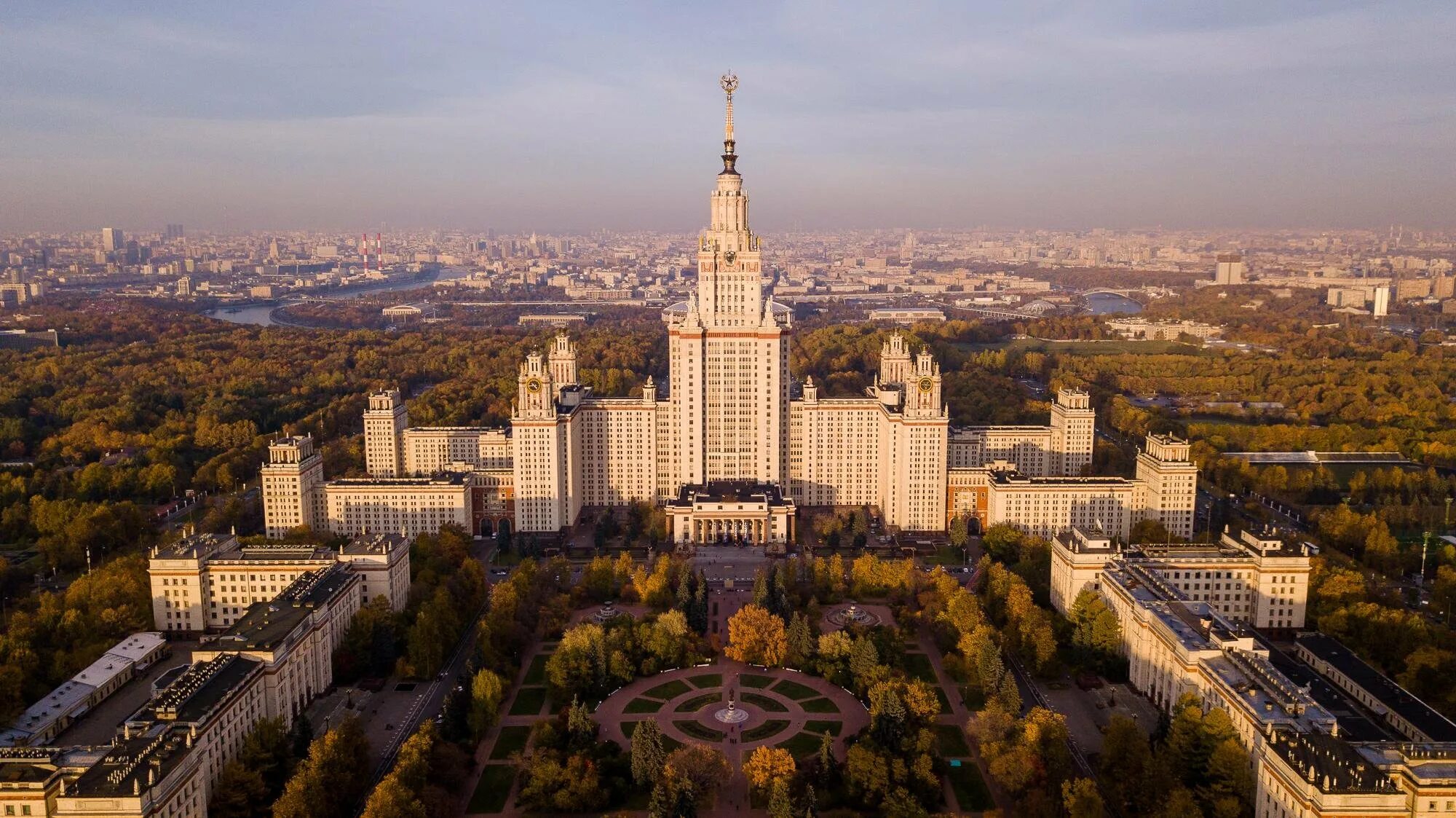 1 институт в россии. Институт Ломоносова в Москве. МГУ Воробьевы горы. Сталинские высотки МГУ. Высотка МГУ на Воробьевых горах.