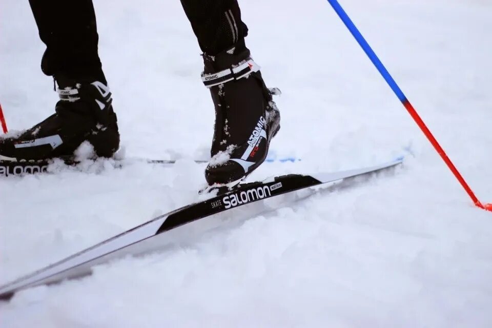 Дают лыжи лыжи. Горные лыжи саломон. лыжи salomon на снегу. лыжи salomon active 2. крепления для лыж.