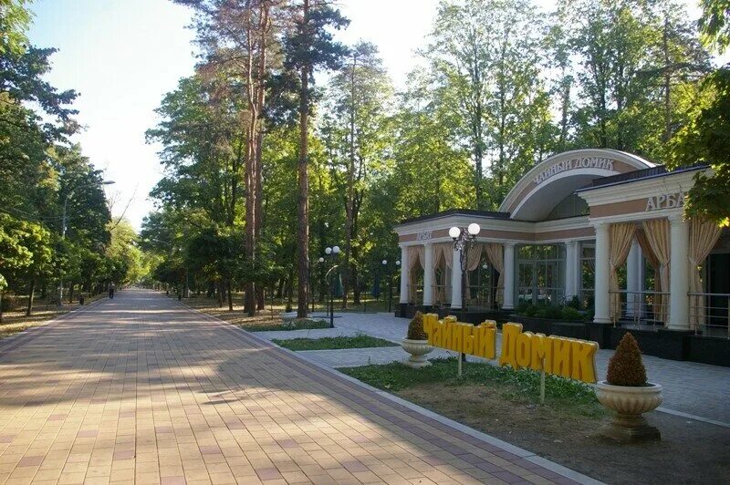 Чайный домик нальчик. Атажукинский парк в Нальчике. Город Нальчик Атажукинский сад. Нальчик городской парк. Парк Долинск в Нальчике.