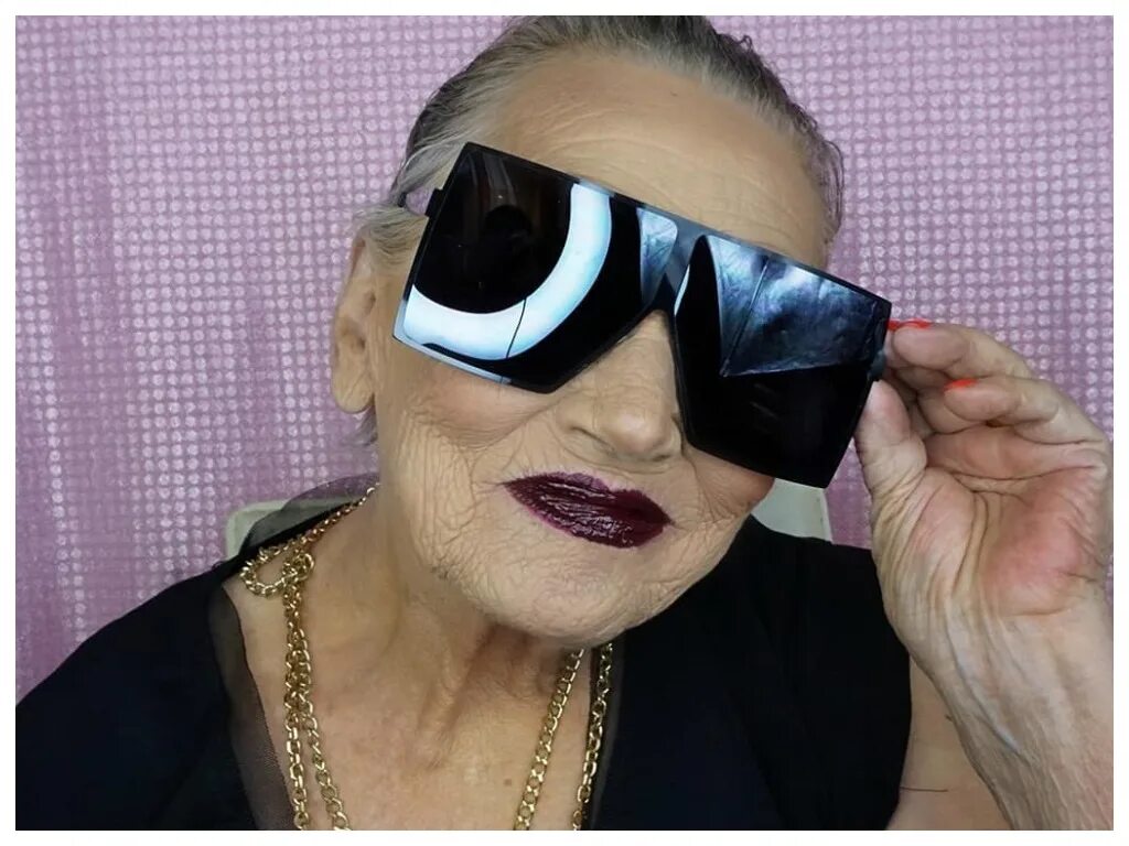 Старые бабушки 80 лет. Бабуля с макияжем. 80 Летняя бабушка.